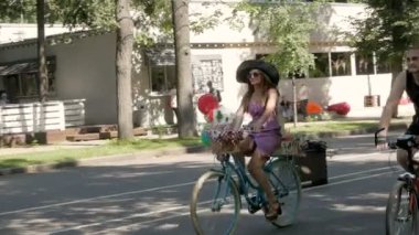 Kadın kadına Bisiklet geçit toplamak.