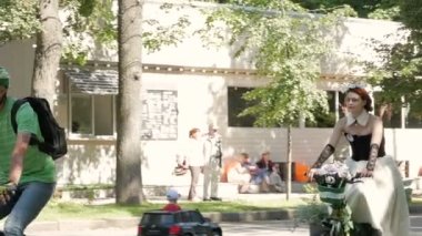 Kadın Lady, Bisiklet Bisiklet geçit ile gidiyor