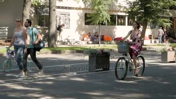 女人骑自行车女士自行车游行 — 图库视频影像