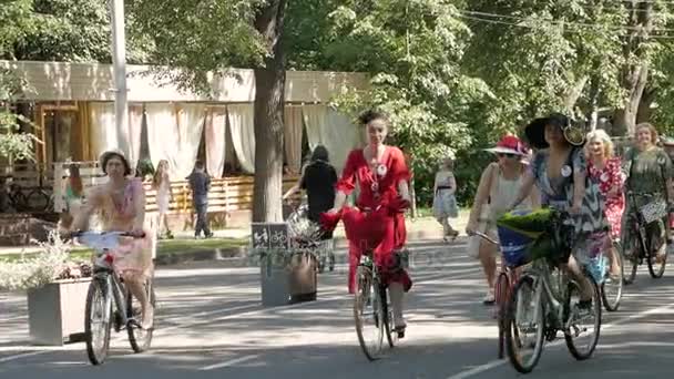 バイク パレードの女性で自転車に乗る女性 — ストック動画