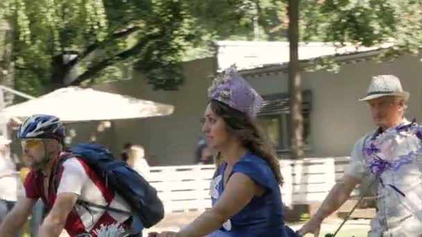 Mujer monta bicicleta en Lady on Bike desfile — Vídeos de Stock