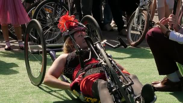 Frau auf Handbike bei Ladys on Bike Parade — Stockvideo