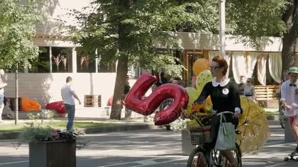 Kobieta jedzie rower o pani na Bike parade — Wideo stockowe