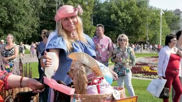 Mujer con teléfono celular en el desfile de Lady on Bike — Vídeos de Stock