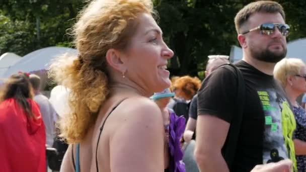 Mujer con teléfono celular en el desfile de Lady on Bike — Vídeos de Stock