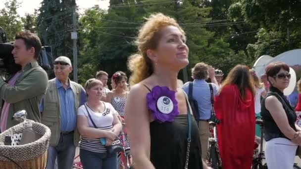 Mujer con teléfono celular en el desfile de Lady on Bike — Vídeos de Stock