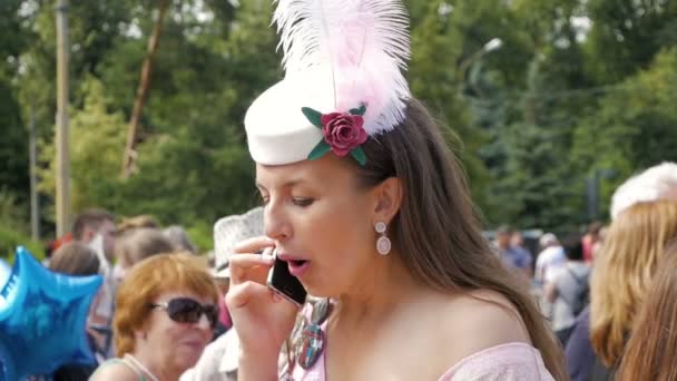 Mujer con teléfono celular en el desfile de Lady on Bike — Vídeos de Stock