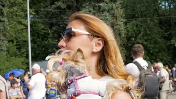 Bailarina con perro en el desfile de Lady on Bike — Vídeos de Stock