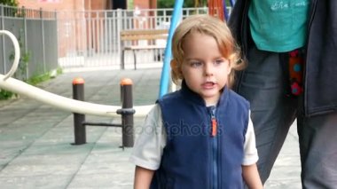 Tatlı huysuz yürümeye başlayan çocuk dudaklar somurtarak