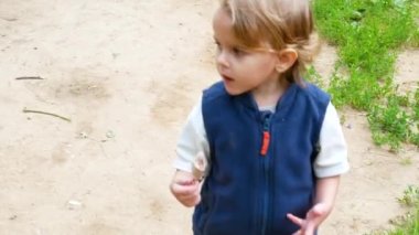 Yürümeye başlayan çocuk beslenme dondurma orta vurdu