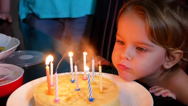 Kız doğum günü pastası mum dışarı esiyor. — Stok video