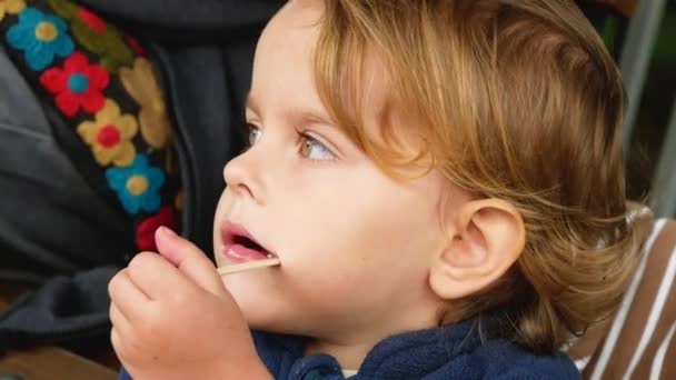 Close up de menina adorável comer sorvete — Vídeo de Stock