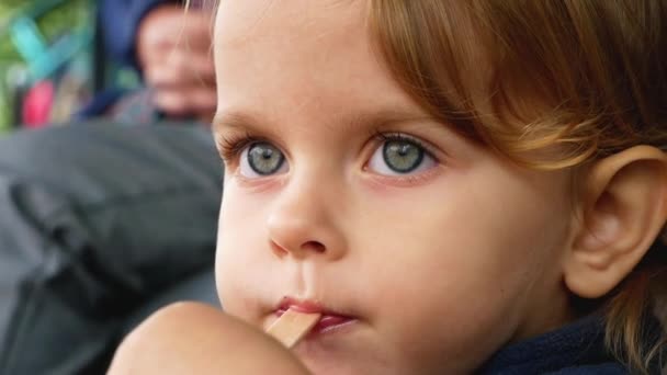 Extremo close-up de bebê bonito comer sorvete — Vídeo de Stock
