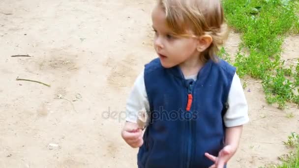 Plan moyen de tout-petit mangeant de la crème glacée 