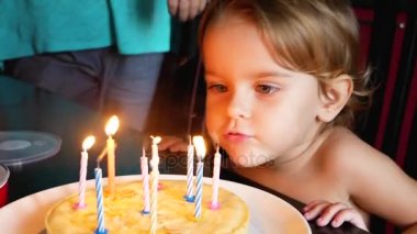 Kız Doğum günü pastası mum söndür