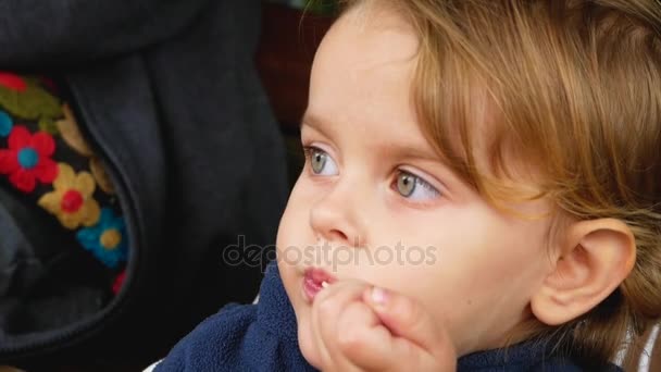 Macro tiro de menina comer sorvete — Vídeo de Stock