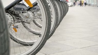Kiralık park edilmiş bisiklet tekerlekleri