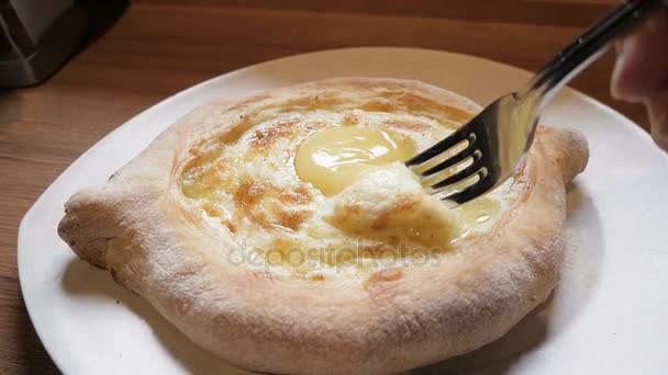 Georgian traditional dish khachapuri — Stock Video