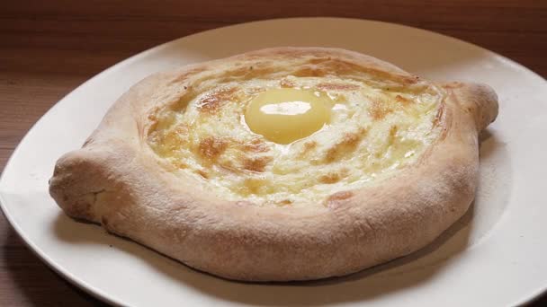 Plato tradicional georgiano khachapuri — Vídeo de stock