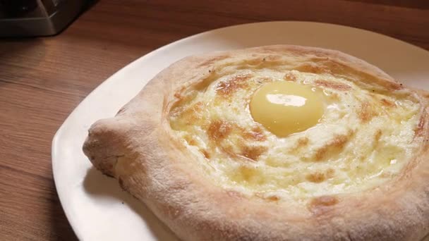 Georgian traditional dish khachapuri — Stock Video