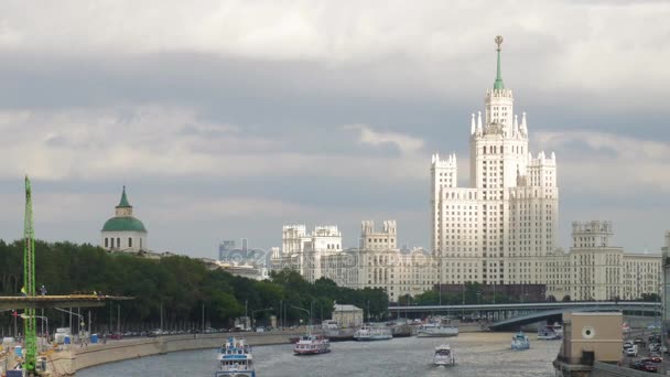 Sovjettiden skyskrapa och Moskvafloden — Stockvideo