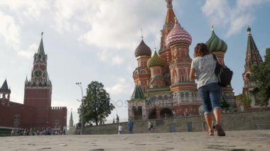 Turist St Basil Katedrali fotoğraflarını çeker