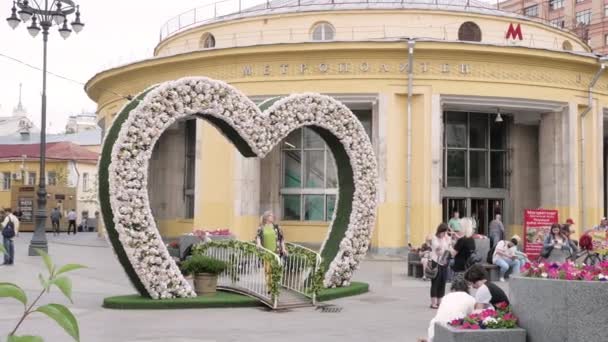 Station de métro et décoration de fleurs — Video