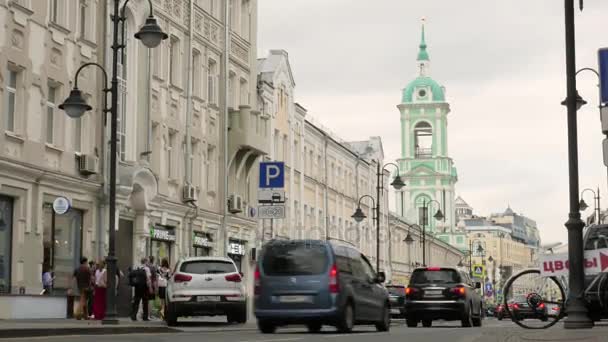 Mosca strada e campanile — Video Stock