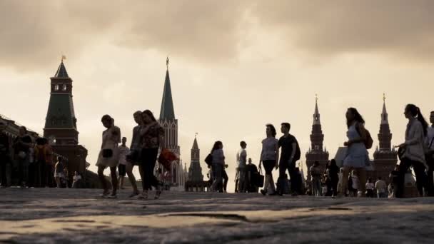 Mensen op het Rode plein bij zonsondergang — Stockvideo