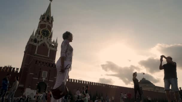 Emberek fotózni a Vörös téren — Stock videók