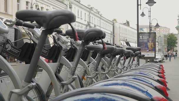Wiersze z wypożyczalni rowerów w Moskwie — Wideo stockowe