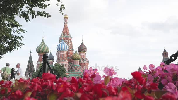 St Basil's Cathedral in bloemen — Stockvideo