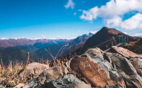 Vista sobre rocas y montañas — Foto de Stock