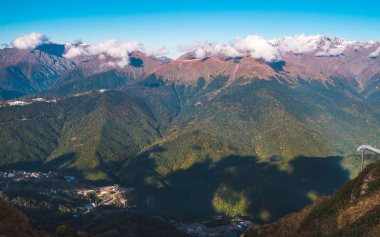 Kafkas Dağları ve gölgeler