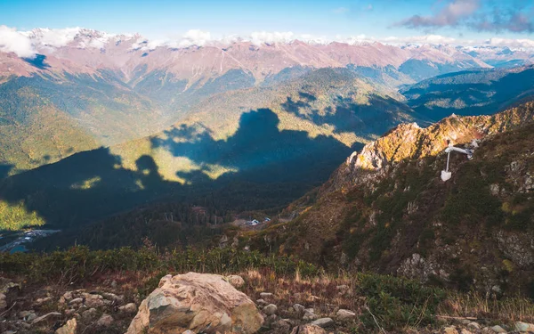 Montañas y sombras del Cáucaso — Foto de Stock