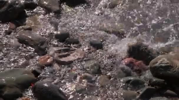 Große und kleine Steine im Wasser — Stockvideo