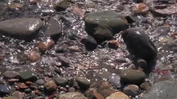 Große und kleine Steine im Wasser — Stockvideo