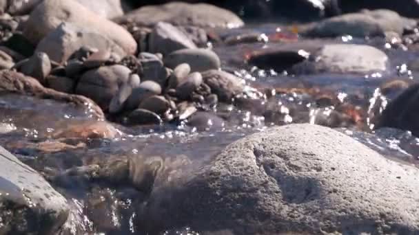 Zblízka Velký Kámen Popředí Rychlé Vody Tekoucí Přes Malé Skály — Stock video