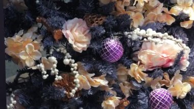 Mor Noel ağacı bolca güzel çiçekler ve pembe, altın ve mor renklerde baubles ile dekore edilmiştir. kadar kaybetmek. 4k