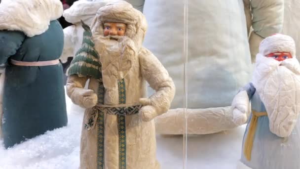 Sovjetiska Vintage Jultomten Figuriner Ded Moroz Displayen Köpcentrum Panorering Närbild — Stockvideo