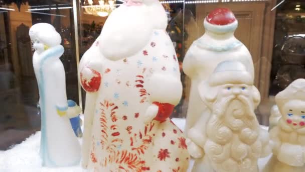 苏联复古圣诞老人 Ded 莫罗兹 Snegurochka 雕像由塑料制成 陈列在购物中心 — 图库视频影像
