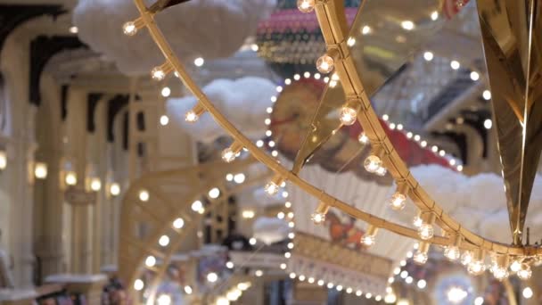 Centro Commerciale Decorato Natale Con Luci Bellissime Installazioni Sospese Panning — Video Stock