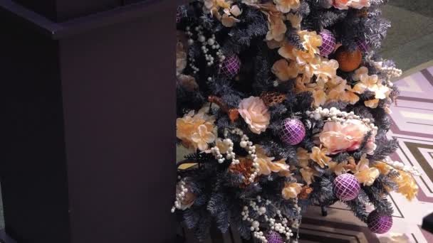 Árbol Navidad Púrpura Abundantemente Decorado Con Flores Adornos Colores Rosa — Vídeo de stock