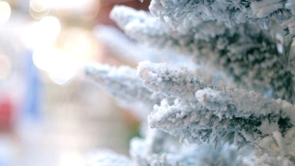 Takken Van Kerstboom Als Decoratie Winkelcentrum Met Sneeuw Bedekt Kantelen — Stockvideo