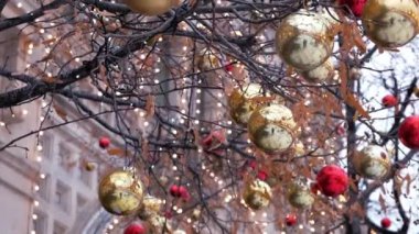 Altın ve kırmızı parlak baubles binanın önünde dışında ağaçlarda ışıklar ile dekore edilmiştir. Yakın çekim