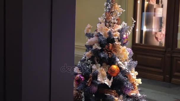 Hermoso Árbol Navidad Centro Comercial Colores Rosa Dorado Púrpura Profusamente — Vídeos de Stock