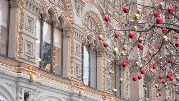Glanzende Heldere Rode Gouden Kerstballen Versieren Bomen Buiten ... Glanzende Heldere Rode Gouden Kerstballen Versieren Bomen Buiten ...