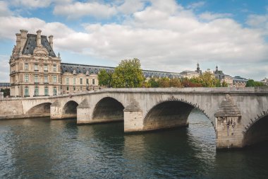 Louvre ve köprü Paris