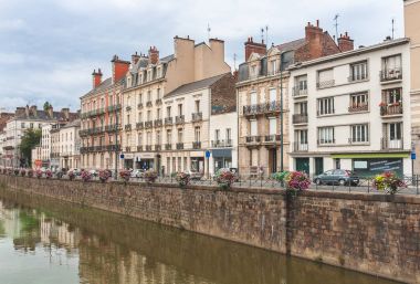 Rennes Nehri yakınında eski mimari