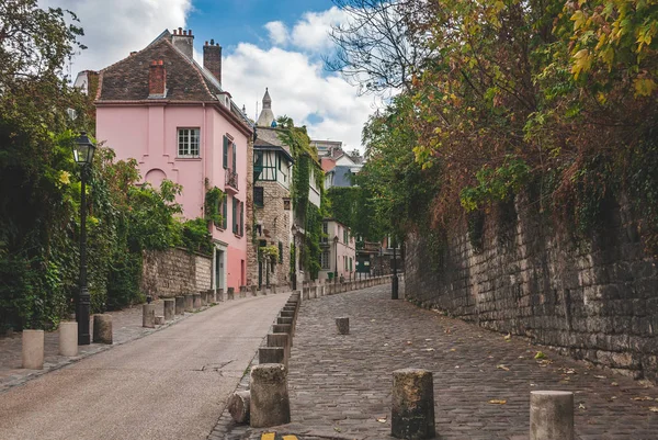 Maisons anciennes et mur sur Montmartre — Photo